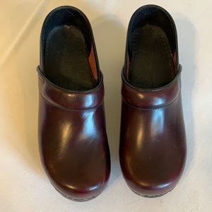 Dansko Maroon coloured leather clogs 36 Narrow, imperfect